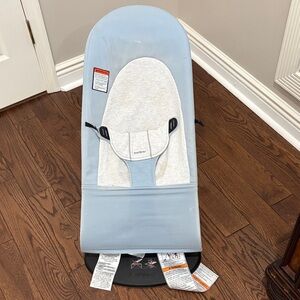 BabyBjörn Bouncer in Light Blue and White